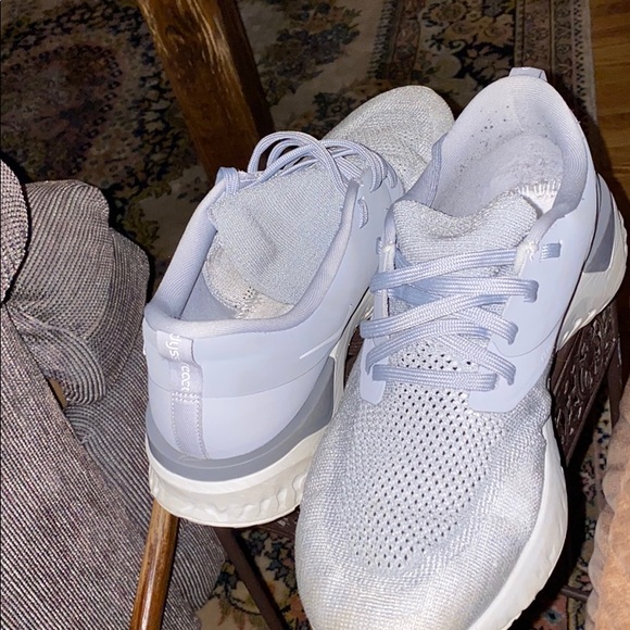 grey nike tennis shoes